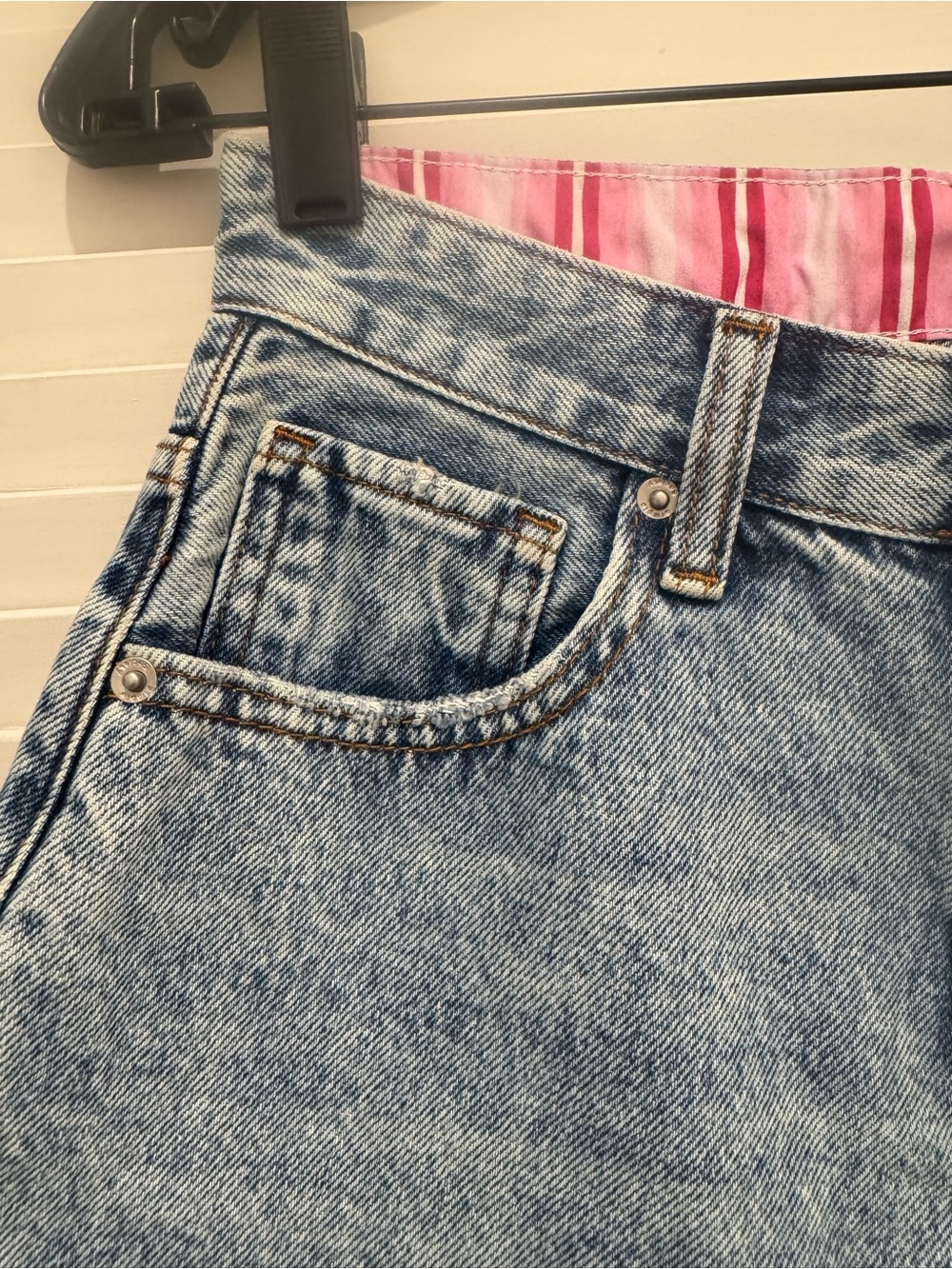 90's High-Waist Denim Jean Shorts with Pink Lining - Picture 4 of 9